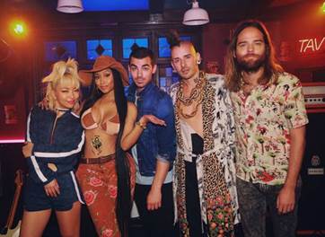 DNCE estreia vídeo de parceria com Nick Minaj. Assista ao clipe de “Kissing Strangers”