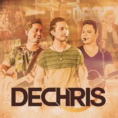O trio sertanejo Dechris lança o álbum digital “Ao Vivo” e os vídeos das músicas “Vida Que Segue”, “Deixando In Off”, “Opostos Se Atraem” e “O Que Me Atrai Em Você”
