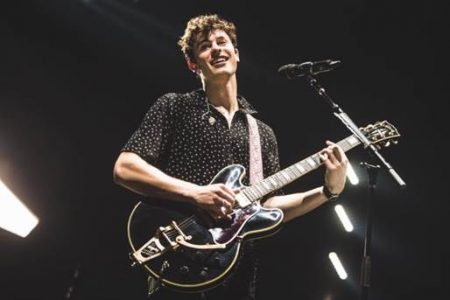 Shawn Mendes lança o clipe da música “There’s Nothing Holdin’ Me Back”