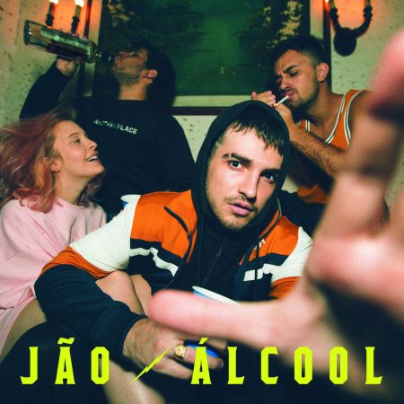 Após sucesso com covers na internet, o cantor Jão lança os singles “Álcool” e “Ressaca”, faixas de estreia de seu primeiro trabalho autoral