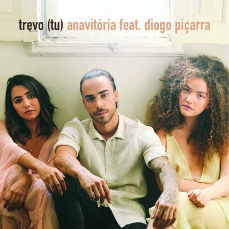 Sucesso do duo Anavitória, “Trevo (Tu)” ganha clipe com a participação do cantor português Diogo Piçarra