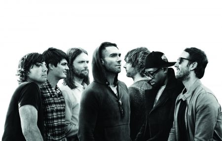 Para comemorar o Valentine´s Day, Maroon 5 disponibiliza o romântico lyric video de “Girls Like You”