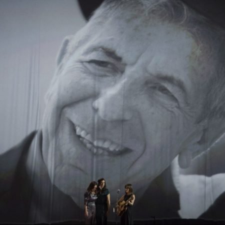 Ouça a versão da cantora Feist para “Hey, That’s No Way To Say Goodbye”, de Leonard Cohen