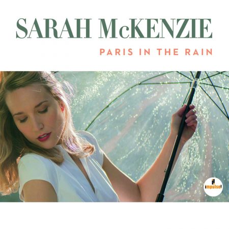 O álbum “Paris In The Rain”, da cantora e pianista Sarah Mckenzie, já está disponível nas principais lojas do país