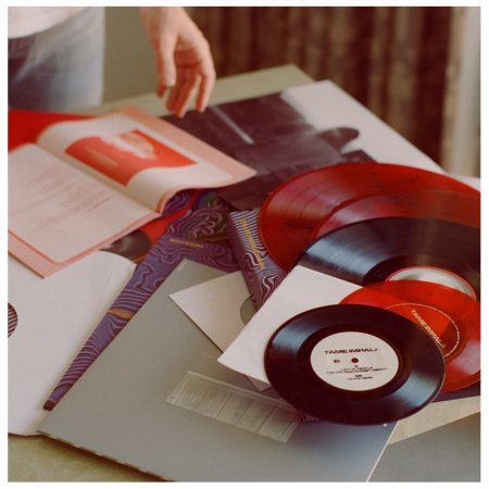 Tame Impala lança edição de colecionador do álbum “Currents” com música inédita. Escute “List Of People (To Try And Forget About)”