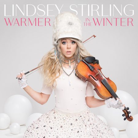 Lindsey Stirling e seu violino criam novos clássicos de Natal no álbum “Warmer In The Winter”