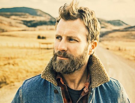 Cantor e compositor de música country, Dierks Bentley lança o single “Woman, Amen”