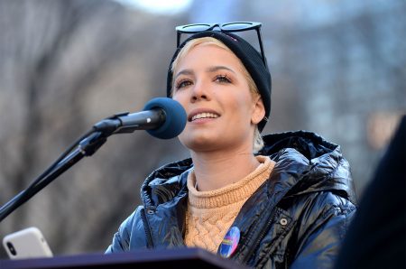 Halsey participa de passeata feminista e recita poema sobre relacionamento abusivo e estupro