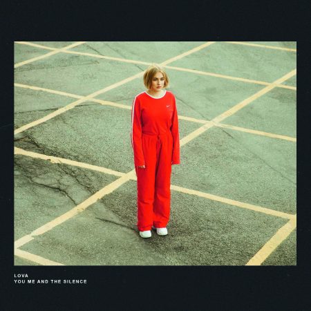 Ouça o single de estreia da cantora sueca LOVA, “You Me And The Silence”