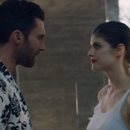 Em novo clipe de “Wait”, do Maroon 5, Adam Levine vive romance conturbardo com a atriz Alexandra Daddario