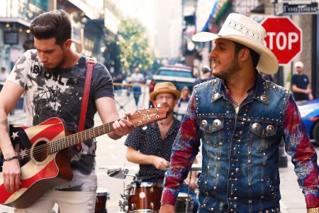 No terceiro episódio da websérie “Blessed”, Bruno & Barretto visitam nos EUA as estrelas do rodeio mundial. Dupla lança hoje o single e o clipe de “Respeita”