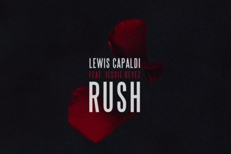 Cantor e compositor Lewis Capaldi divulga, em parceria com Jessie Reyez, o vídeo de “Rush”