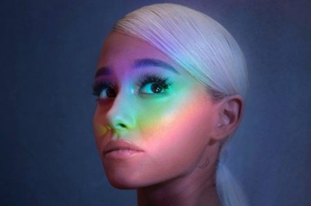 Ariana Grande lança novo single, “No Tears Left To Cry”