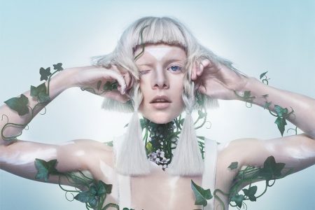 A cantora Aurora lança novo single, “Queendom”