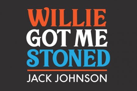 O cantor Jack Johnson lança faixa inusitada, ouça “Willie Got Me Stoned”!