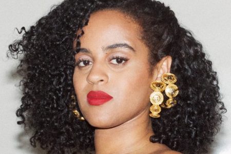 A cantora Seinabo Sey lança novo single e vídeo de “Breathe”