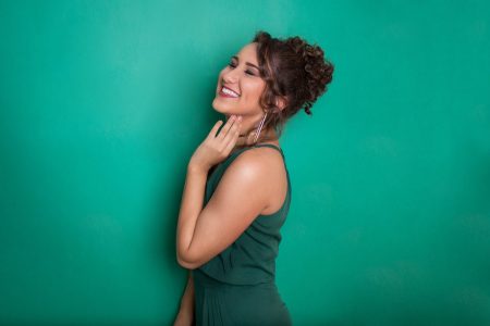 Talita Magalhães lança o single e o clipe de “Mais Perto”, nas plataformas digitais