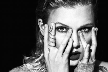 Taylor Swift apresenta versão acústica de “Delicate” e cover de “September”, do Earth, Wind & Fire!