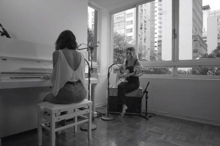 Manu Gavassi lança hoje o clipe da música “Fora de Foco”, composta em parceria com Ana Caetano, do duo AnaVitória