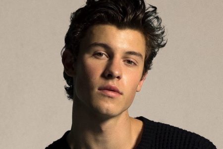 Shawn Mendes divulga novo single “Youth” com outdoors espalhados em diversos pontos do mundo