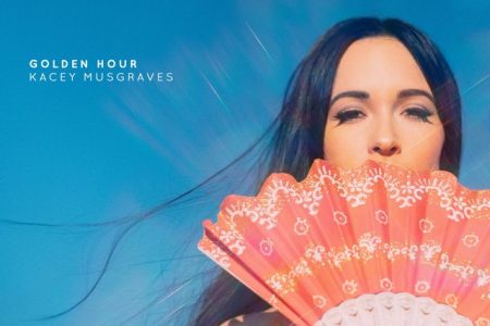 A cantora Kacey Musgraves lança o videoclipe de “High Horse”