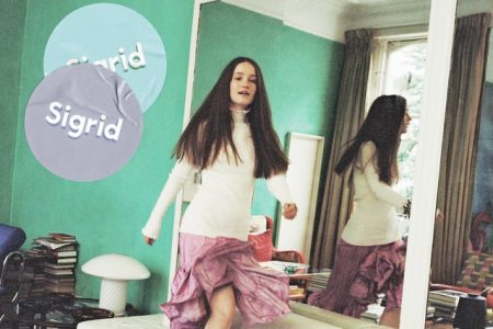 “Schedules” é a nova música da cantora Sigrid, disponível em todas as plataformas digitais