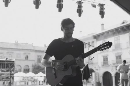 Assista ao videoclipe de “Ella”, do cantor espanhol Alvaro Soler