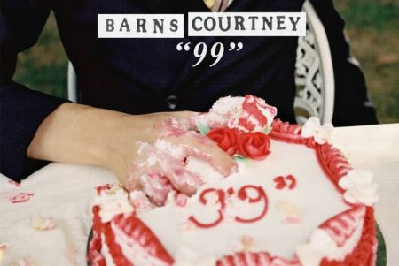 Assista ao videoclipe de “99”, do cantor Barns Courtney