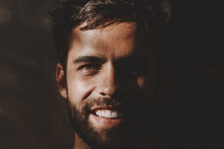 “Amar Vai Além” é o álbum de estreia do cantor Felipe Alcântara. Assista ao clipe de “Nem Pensar”, com a participação de Lucy Alves