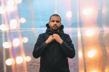 O rapper Projota lança seu novo single e videoclipe, “A Voz e o Violão”