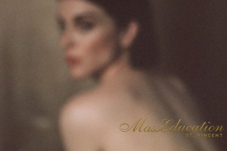 Em versão mais intimista, a cantora St. Vincent disponibiliza o álbum “MassEducation”