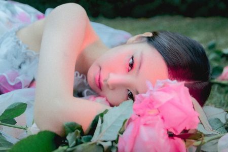 A cantora sul-coreana Jennie, do grupo de K-pop BLACKPINK, lança sua nova faixa e videoclipe, “Solo”