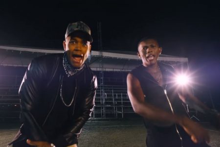 Léo Santana, em parceria com o grupo Pegadeira, lança o videoclipe de “Solinho da Rabeta”