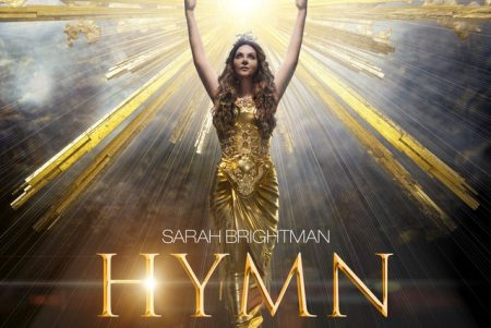 O álbum “HYMN”, da cantora Sarah Brightman, chega em versão física às principais lojas do país