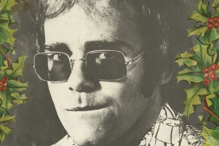 Elton John lança o inédito EP temático, “Step Into Christmas”, além do vídeo de sua apresentação no The Gilbert O’sullivan Show