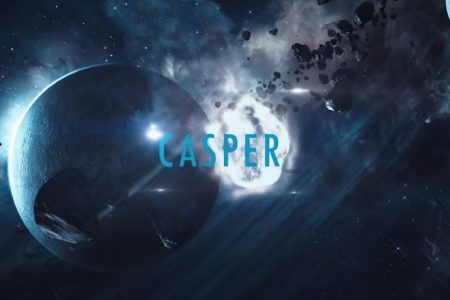 Em viagem futurista pelo espaço, o rapper Takeoff apresenta o videoclipe de “Casper”. Assista agora!