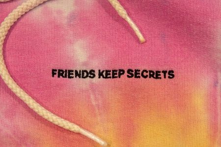 “Friends Keep Secrets”, álbum de estreia de benny blanco, já está disponível em todas as plataformas digitais