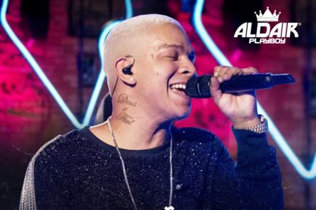 Ícone do brega, Aldair Playboy disponibiliza os vídeos de “Isso Não É Amor”, “Minha Blogueirinha” e “Pivete Também Ama”