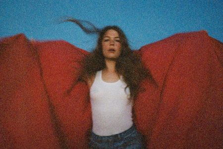 O novo álbum da cantora Maggie Rogers, “Heard It In a Past Life”, chega à todas as plataformas digitais