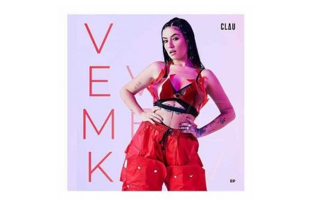 Após o sucesso da música “Pouca Pausa”, a cantora Clau lança seu novo EP, “VemK”, em todas as plataformas digitais. Assista ao vídeo de “Moreno”