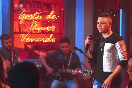 O cantor Felipe Araújo segue apresentando seu novo álbum e lança o vídeo de “Deixa Eu Te Perguntar”