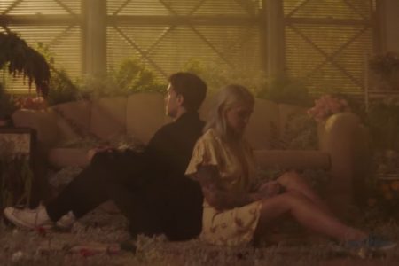 A cantora Julia Michaels lança vídeo de sua parceria com Niall Horan para a faixa “What A Time”