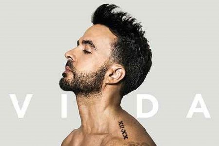 Reunindo alguns dos maiores hits da atualidade, já está disponível o novo disco de Luis Fonsi, “Vida”