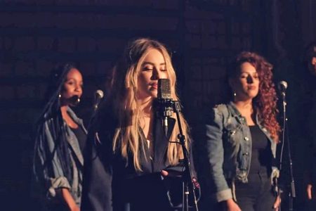 A cantora Sabrina Carpenter apresenta a versão <em>acappella</em> do hit “Sue Me”