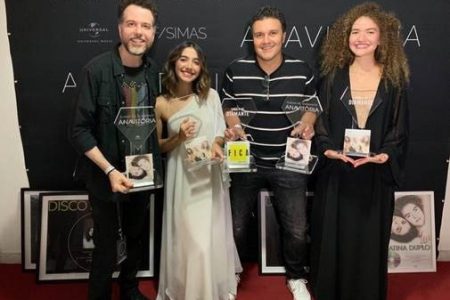 EM SHOW HISTÓRICO E ESGOTADO NA FUNDIÇÃO PROGRESSO, RJ, O DUO ANAVITÓRIA RECEBE OS CERTIFICADOS DE DIAMANTE, PLATINA E OURO