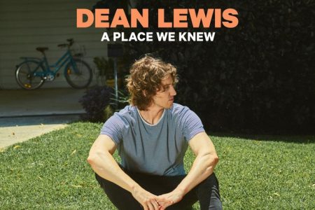 O ÁLBUM DE ESTREIA DO CANTOR DEAN LEWIS, “A PLACE WE KNEW”, CHEGA ÀS PLATAFORMAS DIGITAIS