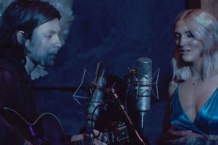 ASSISTA AO NOVO VÍDEO DO CANTOR JAMES BAY, “PEER PRESSURE”, COM A PARTICIPAÇÃO DE JULIA MICHAELS