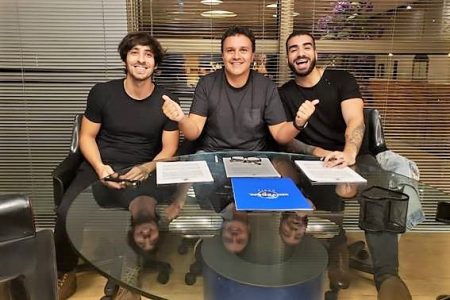 O DUO OUTROEU ASSINA CONTRATO COM A UNIVERSAL MUSIC