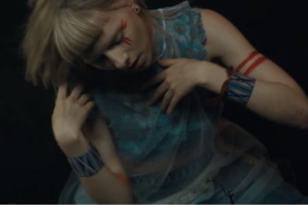 AURORA ACABA DE DIVULGAR O VIDEOCLIPE DE SEU MAIS RECENTE SUCESSO, “THE SEED”