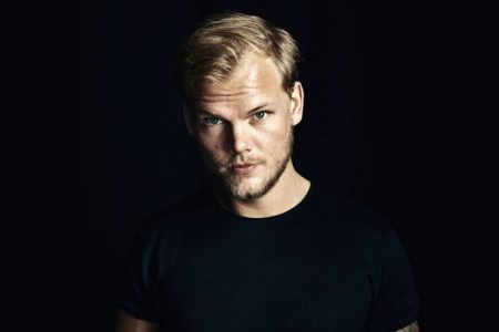 EM HOMENAGEM AO DJ AVICII, FAMÍLIA DIVULGA CANÇÕES INÉDITAS DO REPERTÓRIO DO ARTISTA, NO PRIMEIRO ANIVERSÁRIO DE SEU FALECIMENTO